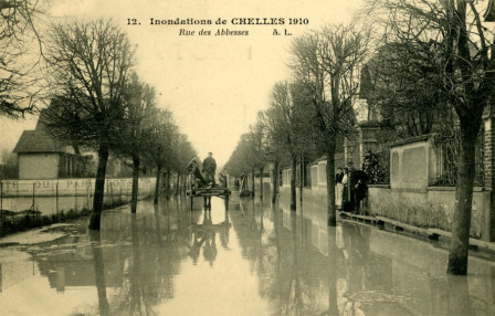 Les inondations de 1910 dans la rue des Abbesses à Chelles