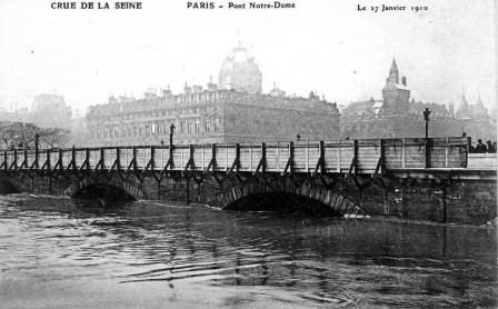 Inondations 1910 : Le pont de Notre-Dame à Paris