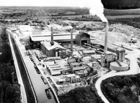 Les établissements Poliet et Chausson (production de ciment artificiel) le long du canal latéral à la Loire, vers 1950