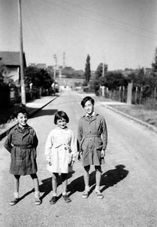 Photo de famille dans l'avenue Paul de Kock (Année 60)