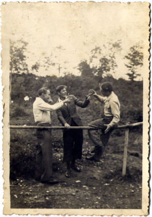 Alex Baltauss et ses amis dans la carrière Saint-Pierre en 1945