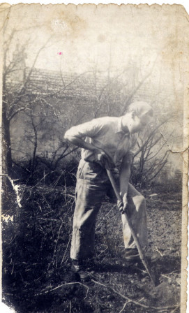 Alex Baltauss en train de bêcher le jardin en 1943